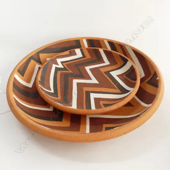 MAORI INFLUENCED DESIGN EARTHENWARE STUDIO POTTERY PLATES (DIA 235 & 345MM)