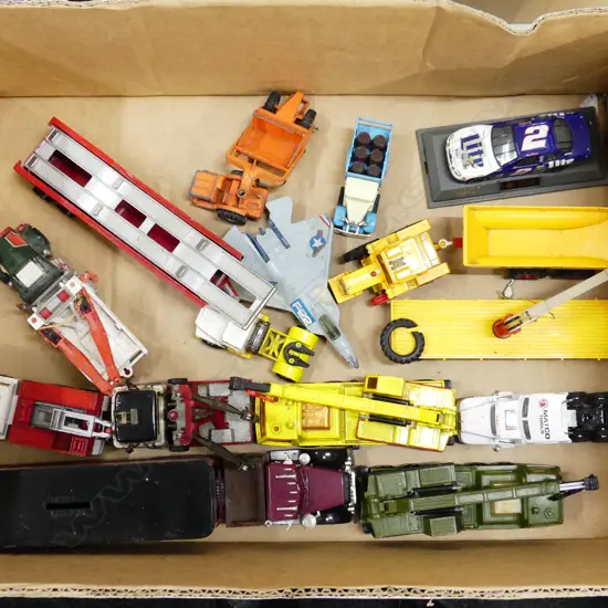 TRAY OF VINTAGE DINKY & OTHER DIE CAST TOYS 12+