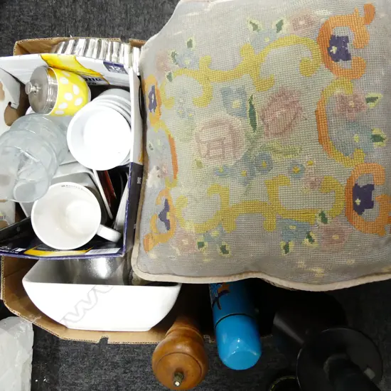 BOX KITCHEN WARE + PEPPER GRINDER + LAMP ETC