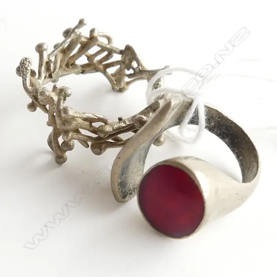 TWO CONTEMPORARY DRESS RINGS (COSTUME)