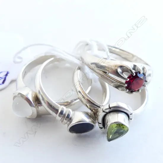 4 925 SILVER RINGS; MOONSTONE, GARNET, PERIDOT, SAPPHIRE