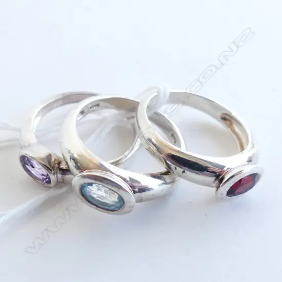 3 925 SILVER RINGS; GARNET, AMETHYST, AQUAMARINE