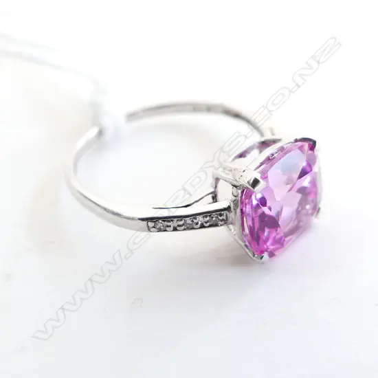 10CT WHITE GOLD PINK STONE RING small shoulder diamonds 1.82gms