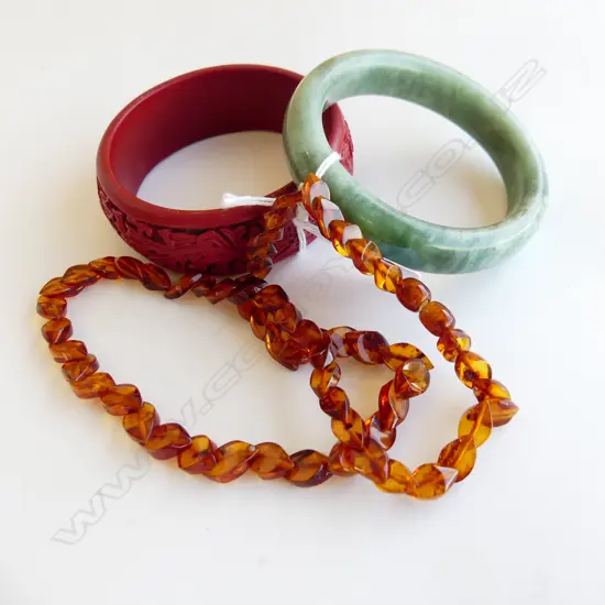 AMBER BEAD NECKLACE, AMBER TWIST CATCH & 2 WIDE BANGLES; 1 JADE (?) & ONE CARVED CINNABAR STYLE