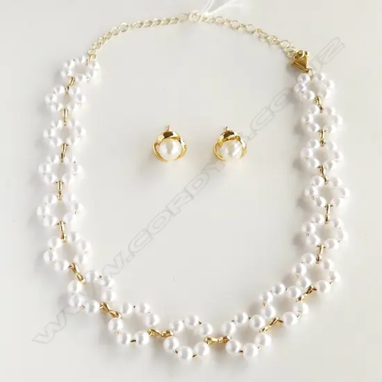 LOVELY FAUX PEARL COLLAR NECKLACE & STUD EARRINGS 