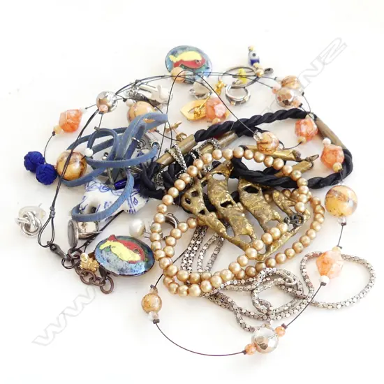 QUANTITY OF JEWELLERY INCLUDING SILVER NECKLACES SHELL BASED PEARLS AND A QUANTITY OF EARRINGS.