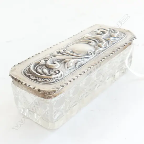 S/SILVER LIDDED DRESSINGTABLE BOX SILVER WIEGHT 24grms corners with dents