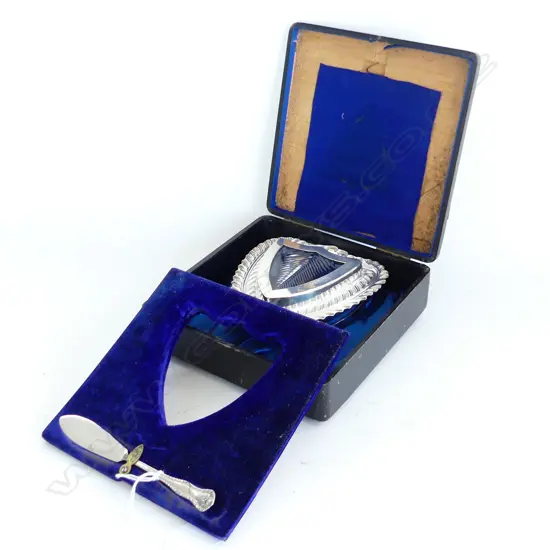 CASED S/SILVER SHEILD DISH WITH GLASS LINER  & BUTTER KNIFE TOTAL SILVER WIEGHT81grms
