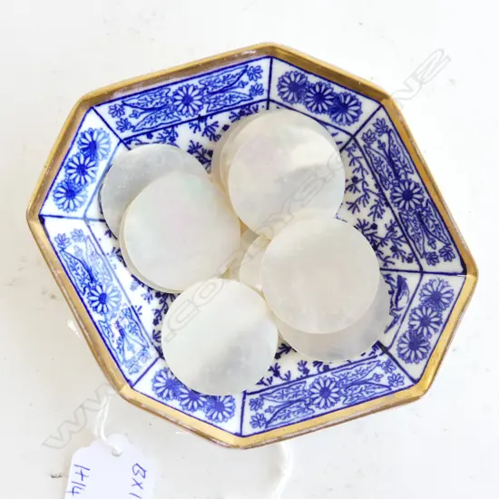 14 MOTHER OF PEARL ROUND GAMING TOKENS IN VICTORIAN DISH D. 32MM