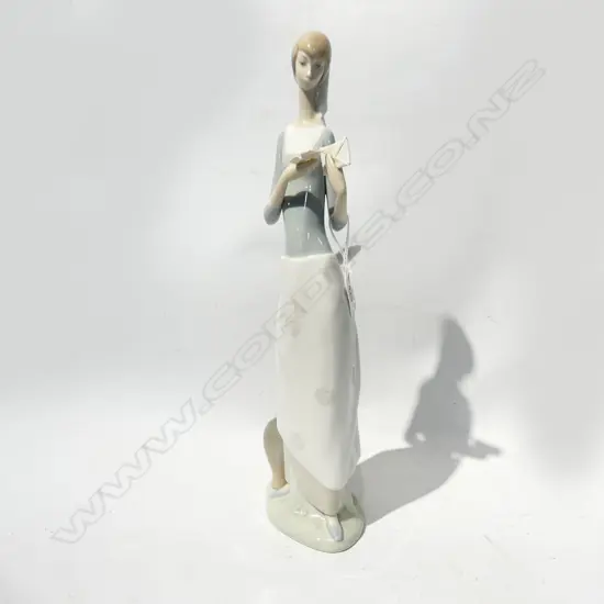LG LLADRO GIRL WITH LETTER H. 400mm