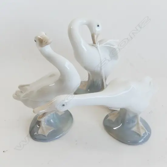 TRIO OF LLADRO GEESE H. 110, 115 & L. 170mm