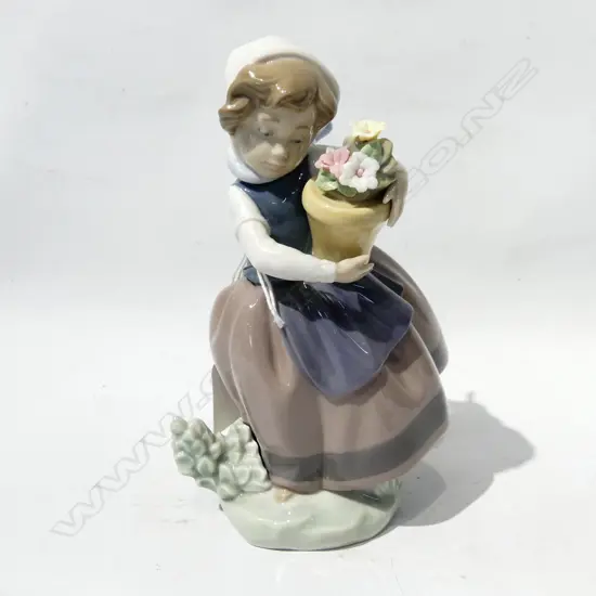 LLADRO FIGURINE; GIRL w. FLOWERS H.165mm