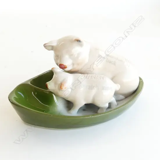 EDWARDIAN BISQUE PIGS VESTA W.145mm 'scratch my back'