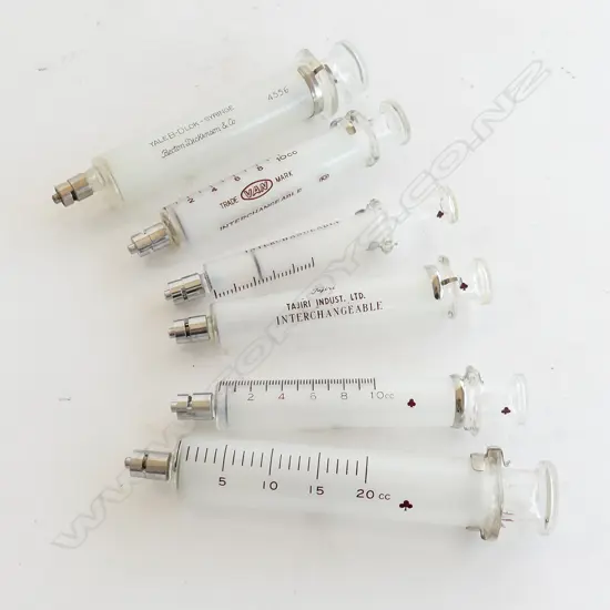 VINTAGE SET OF 6 MEDICAL PRECISION LEUR HYPODERMIC SYRINGES IN ORIGINAL BOX JAPAN 150mm X 200mm