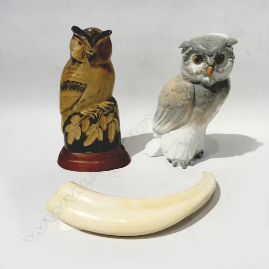 2 OWL ORNAMENTS; NAO & CARVED HORN H.180mm + ANIMAL TUSK W.200mm