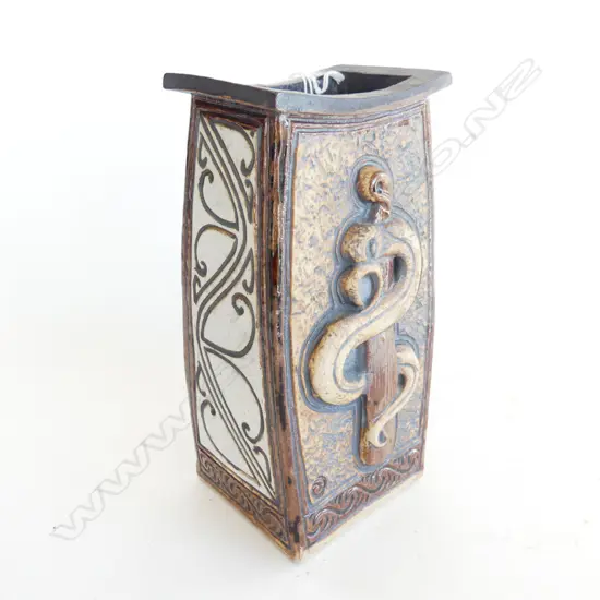 STUDIO POTTERY VASE w. MAORI DESIGN H.205mm