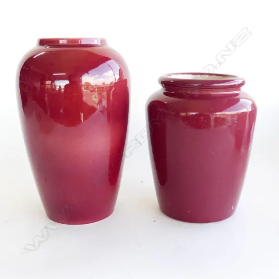 2 BURGUNDY VASES; 1 PUTARARU HAND CERMICS VASE (H. 275mm) & TIMARU POTTERY VASE (H. 220mm)