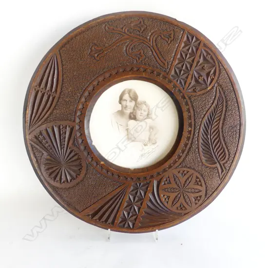 CHIP ART CARVED COLONIAL ARTS & CRAFTS KAURI FRAME Dia.345mm