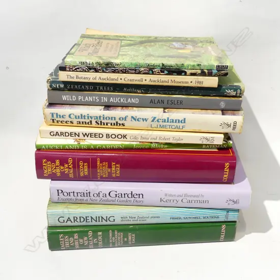 BIG CLOTH BAG OF GARDEN & BOTANICAL REFERENCE BOOKS, INCL NZ