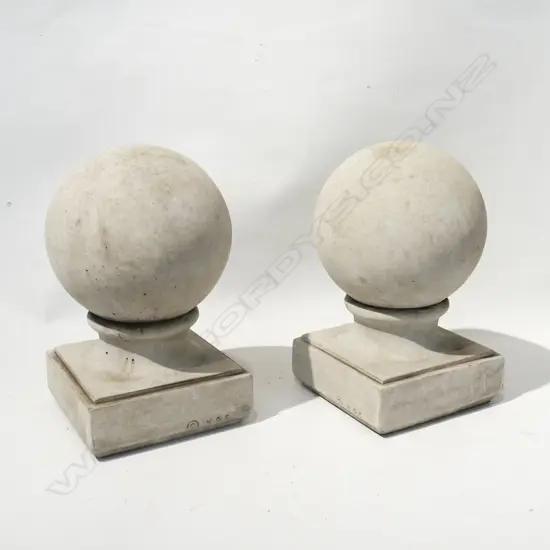 PR OF CONCRETE GARDEN SMALL BALLS ON BASES. D.160mm H. 240mm