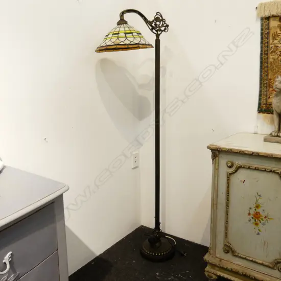 TIFFANY STYLE STANDARD LAMP H.1630mm