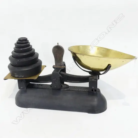 VINTAGE AVERY SCALES & 7 WEIGHTS