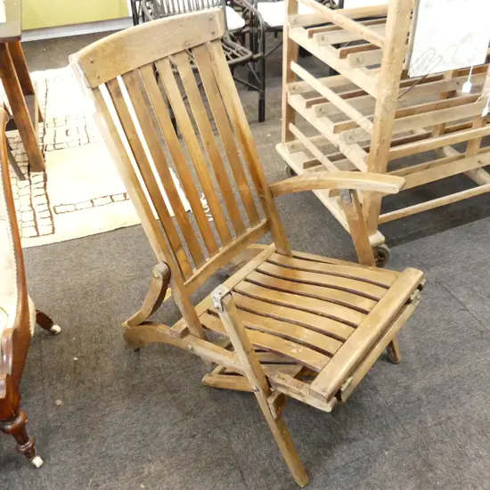 VINTAGE WOODEN DECK CHAIR (ARM MISSING)