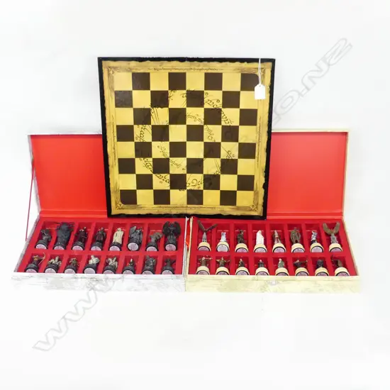 LOTR CARDBOARD CHESS BOARD 410mm sq + 32 H/PAINTED LEAD FIGURINE PLAY PCES H.105mm, IN 2 CASES