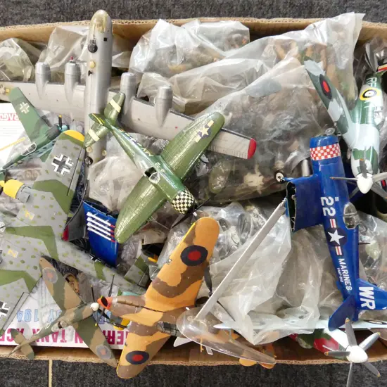 BOX LOT KHAKI CANVAS AMMO BELTS, MODEL WWII MILITARY PLANES ETC