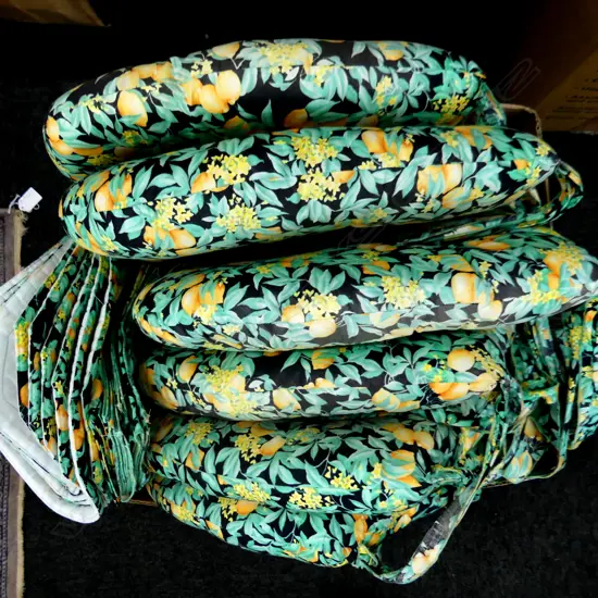 6 CHAIR PAD CUSHIONS + 6 MATCHING PLACE MATS & 6 NAPKINS