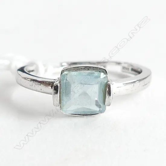 AQUAMARINE & 925 SILVER PLATED COSTUME JEWELLERY RING 