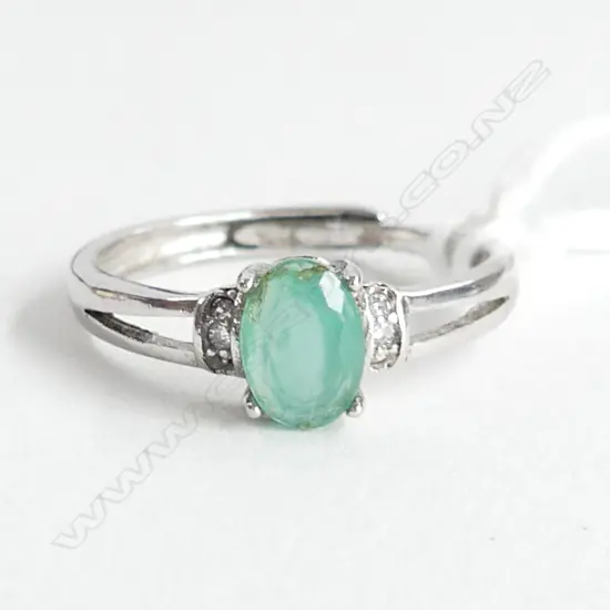 EMERALD & 925 SILVER PLATED ADJUSTABLE COSTUME JEWELLERY RING
