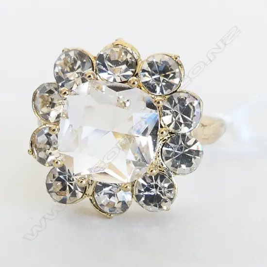 LG FAUX DIAMOND GOLD PLATED COSTUME JEWELLERY DRESS RING SIZE R