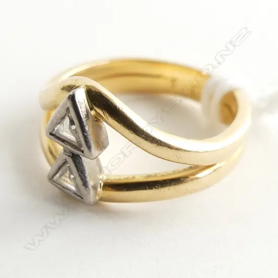 18CT RING WITH 2 X TRILLIANT CUT DIAMONDS, 4.3GMS SIZE J