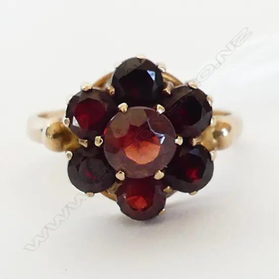 9CT GOLD & GARNET CLUSTER RING 2.94GMS