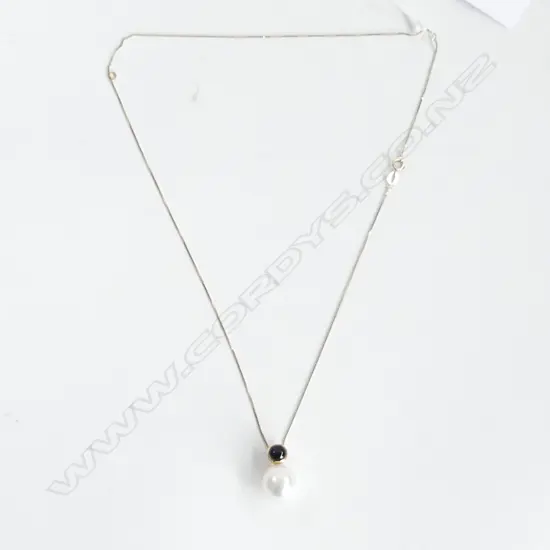 SOUTH SEA PEARL WITH ONYX MOUNT & 9CT FINE GOLD CHAIN 4.3GM