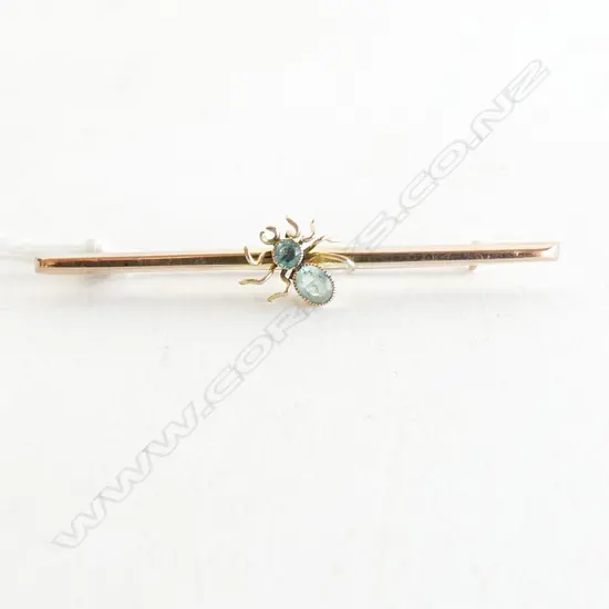 9CT GOLD BLUE STONE BUG BAR BROOCH 1.9GMS