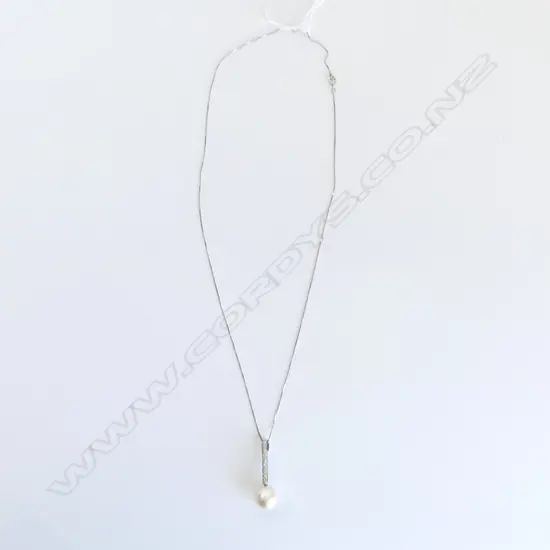 18CT WHITE GOLD SET PEARL & 0.38 DIAMOND PENDANT ON 9CT WHITE GOLD CHAIN 4.6GMS 