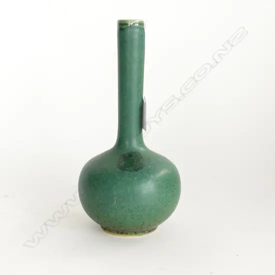 CHINESE GREEN MONOCHROME VASE, H. 240mm