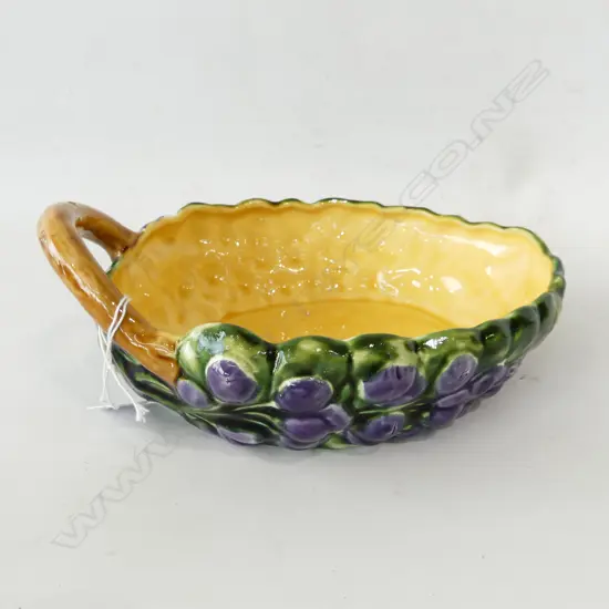 SARREGUEMINES MAJOLICA OVAL DISH - GRAPES 230x195mm