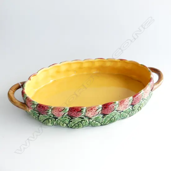 SARREGUEMINES MAJOLICA OVAL DISH - STRAWBERRIES 360x180mm