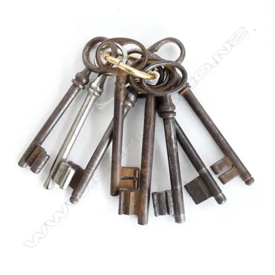 BUNCH 8 OLD KEYS