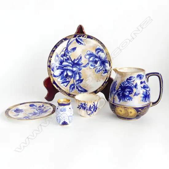 5 PCES DOULTON BURSLEM BLUE IRIS; 2 PLATES 230mm dia (CHIPS) + JUG H.140mm, CUP & MINI VASE H.70mm