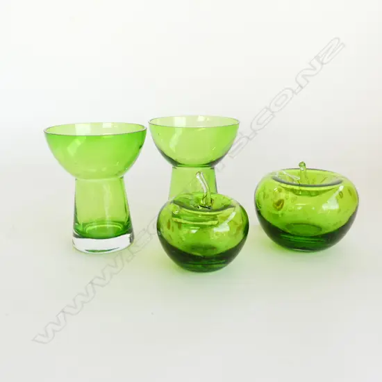 4 PCES GREEN GLASS; 2 APPLES + PR VASES H.140mm