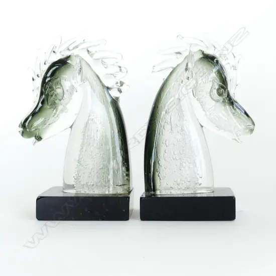 PR ART GLASS HORSE HEADS ON STAND H. 200mm