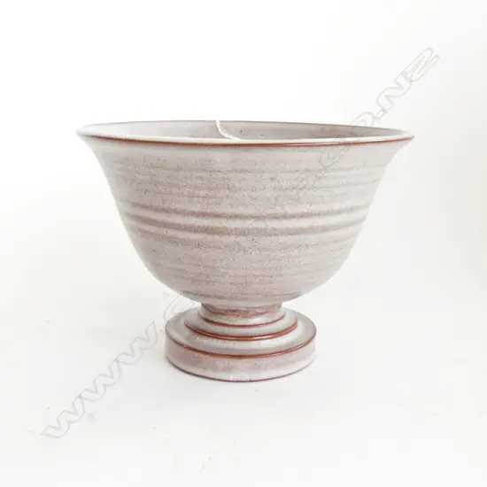 MAVIS JACK PEDESTAL COMPORT, SHINO TYPE GLAZE, INCISED MARK TO BASE DIA 205mm H. 155mm