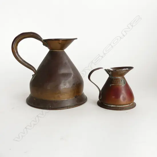 TWO VICTORIAN COPPER MEASURING JUGS STAMPED FOR 1 ½ GILLS AND 2 PINTS H. 180mm H. 90mm