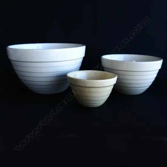 3 GRADUATING BEEHIVE MIXING BOWLS 240,190,130mm dia smallest w. crazing