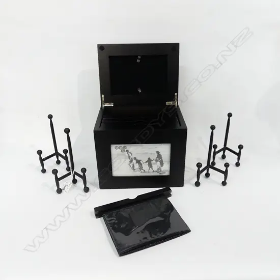 EBONISED PHOTO BOX w. 5 INTERNAL ALBUM SLEEVES + 4 WROUGHT IRON PLATE STANDS H.155mm