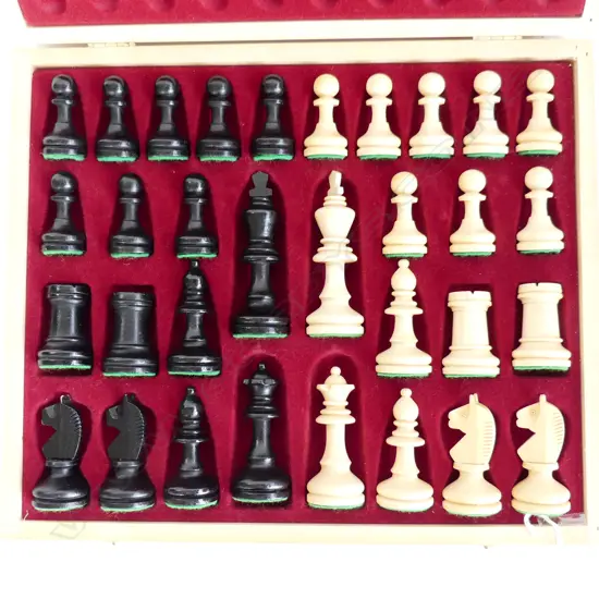 WOODEN BOXED SET CHESS PIECES 